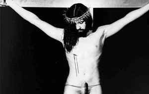 Una fotos sexualmente explícitas que reinterpretan la imaginería católica desatan una gran polémica