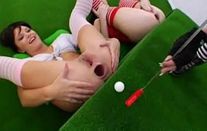 Sexo anal y golf: la combinación ideal para dos buenos culos