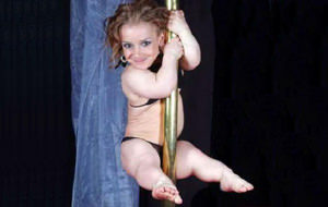 Sassy Cassee, la stripper más pequeña del mundo