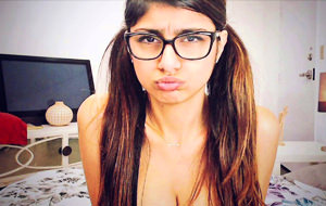 Mia Khalifa baila su propia canción