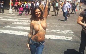 Bonnie Rotten invade Manhattan en topless