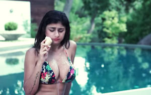 Mia Khalifa y el problema de las tetazas en verano