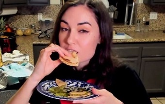 Sasha Grey cocina comida mexicana