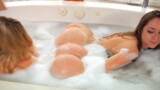 Las impresionantes Remy y Mia pasan un buen rato en el baño