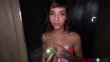 La hermana seduce a su hermanastro