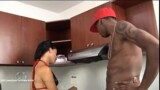 Una chica colombiana follando duro con un negro en la cocina