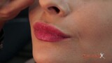 La hermosa morena disfruta de la polla y le encanta el semen