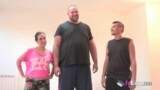 ¡Un GIGANTE y una gran polla!